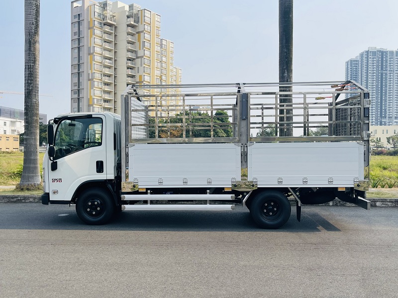 Ngoại thất isuzu 2t8