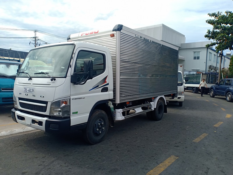 Xe tải fuso 3t4 thung kín 3 cửa